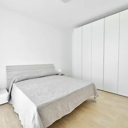 Sun Apartment *